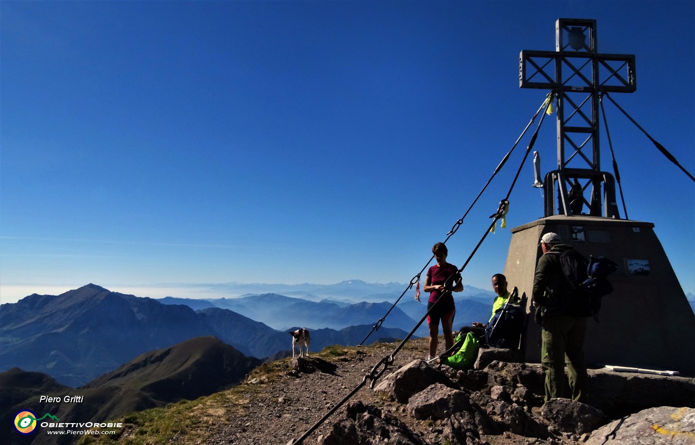 53 In vetta al Pizzo Tre Signori (2554 m) non sono solo.JPG -                                